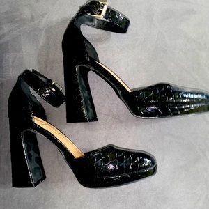 Black patent faux leather platform woman’s heels